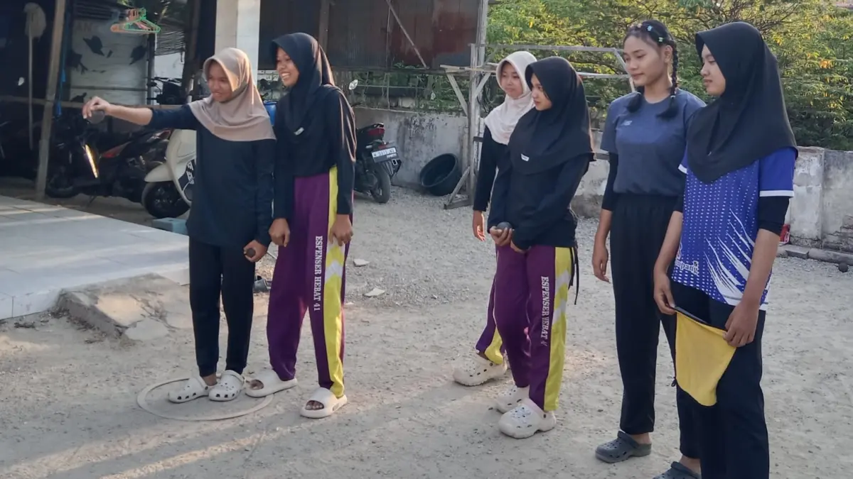 BIBIT MUDA: Atlet FOPI Sampang tengah melaksanakan latihan rutin di halaman rumah pelatih di Desa Labuhan, Kecamatan Sreseh, Sampang, Sabtu (11/7).