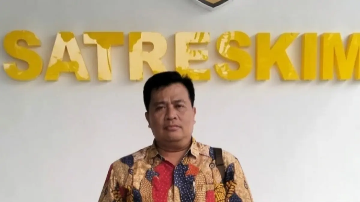 CARI KEPASTIAN: Penasihat hukum pelapor Achmad Mukhlisin berada di Polres Pamekasan.