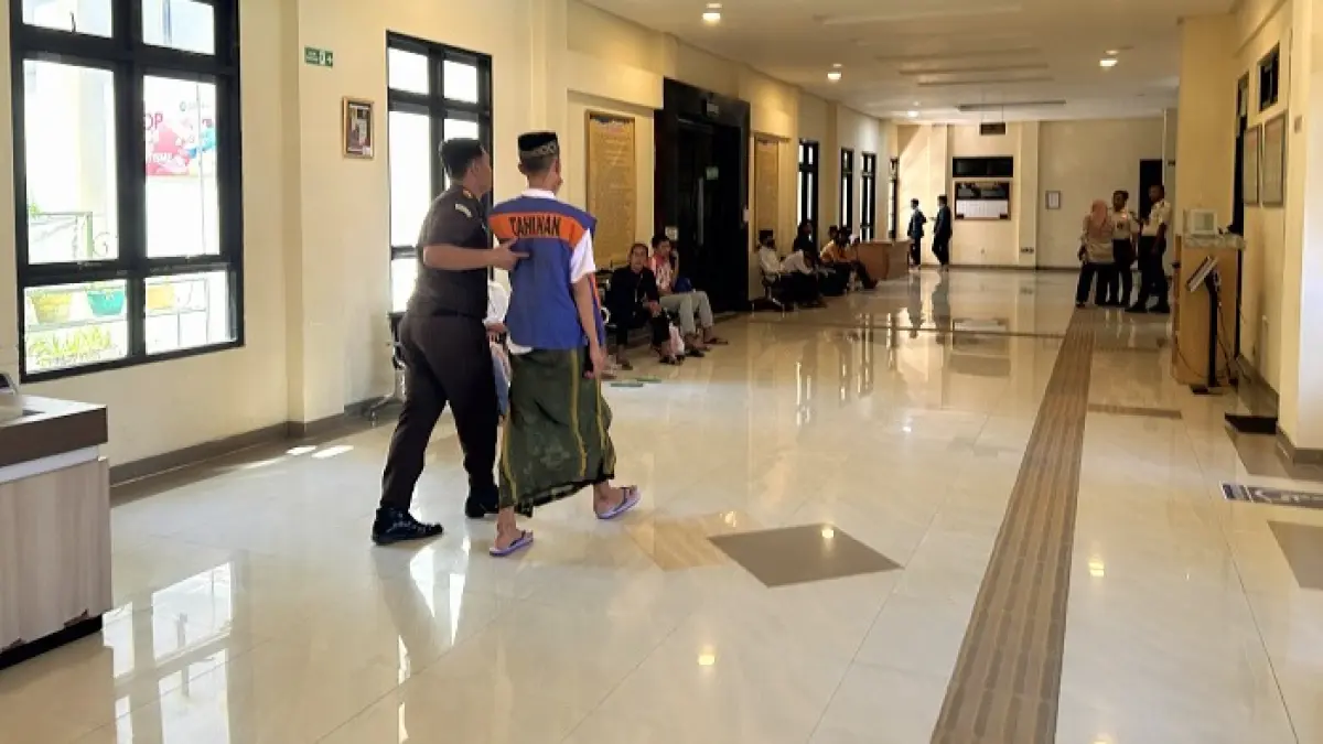 DIKAWAL KETAT: Satu ABH dikawal petugas Kejari Sampang saat hendak menuju ruang sidang anak di Pengadilan Negeri Sampang, Rabu (22/7). (UBAIDILLAHIR RA’IE/JPRM)