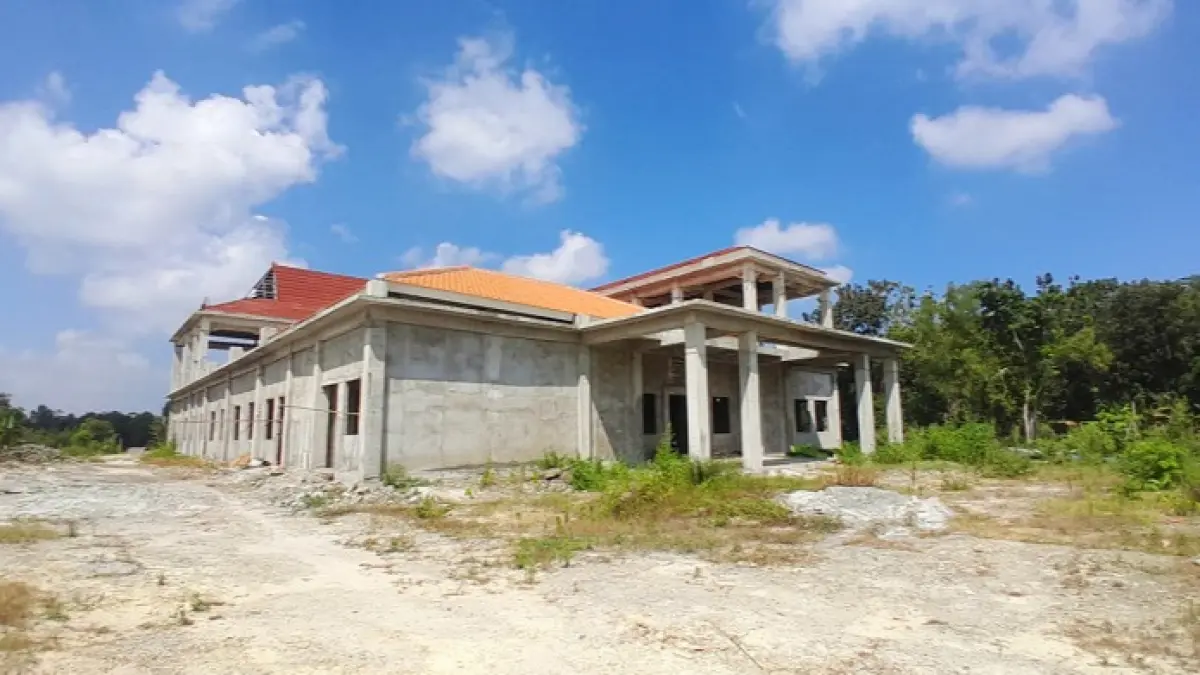 FASKES: Penampakan bangunan gedung Puskesmas Bulangan Haji, Pamekasan, yang dipenuhi rumput liar pascaproyek tahap satu selesai. (M. KHOLIL RAMLI/JPRM)