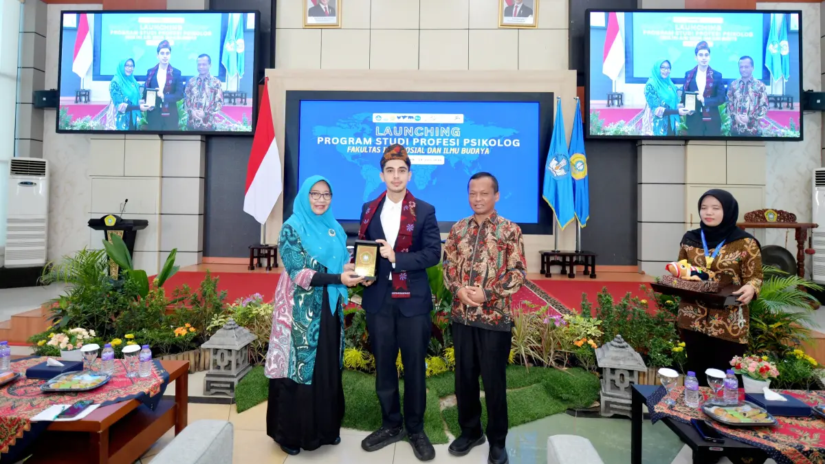 KENANG-KENANGAN: Rektor UTM Prof. Dr. Safi’ didampingi dekan FK Prof. Dr. dr. Sri Andarini memberikan cenderamata kepada Ahli Mikrobiologi Klinik dr. Ayman Alatas. (UTM UNTUK JPRM)