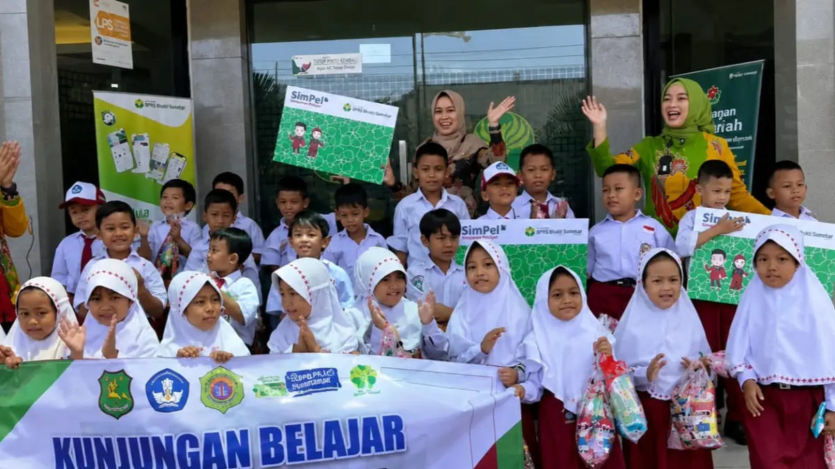 LITERASI KEUANGAN: Pelajar bersama guru menunjukkan buku tabungan SimPel di salah satu sekolah di Sumenep.