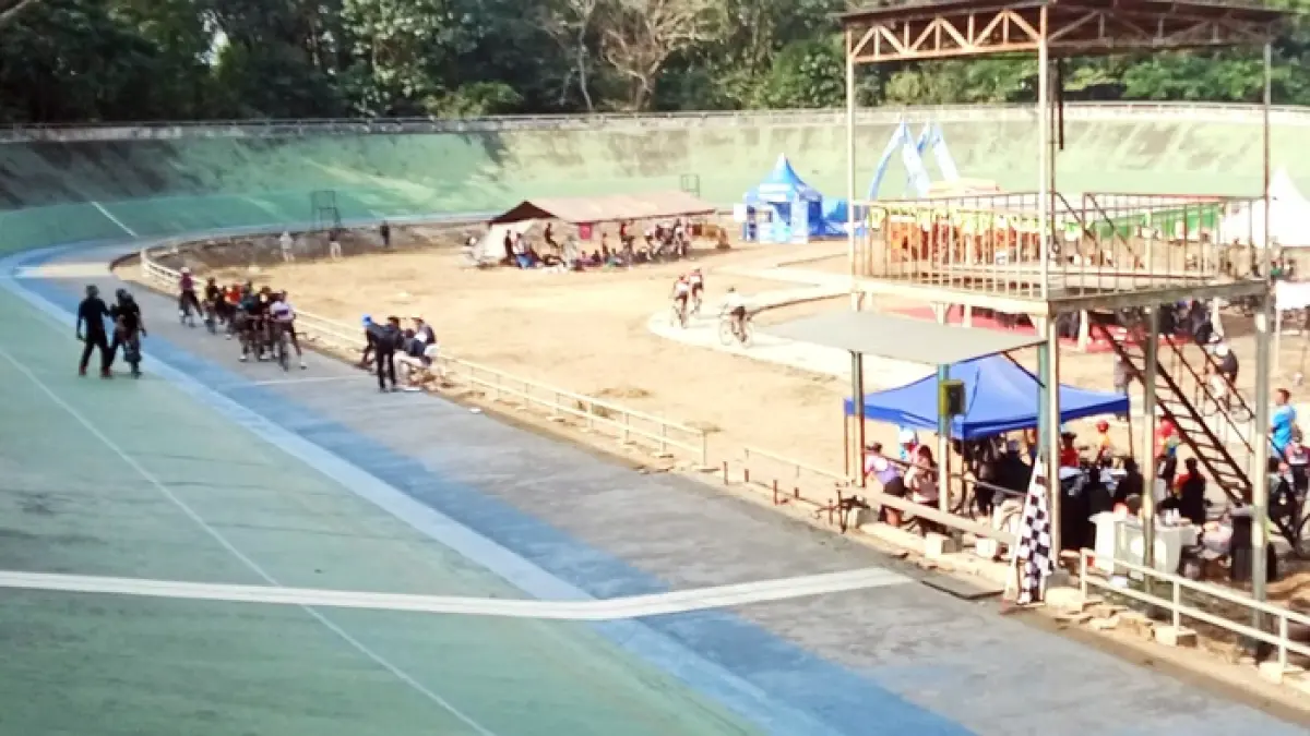 MATANGKAN PEMBINAAN: Atlet sepeda Bangkalan saat tampil di Track Race 2026 Piala Gubernur Jawa Timur, Minggu (12/7). (ISSI BANGKALAN UNTUK JPRM)