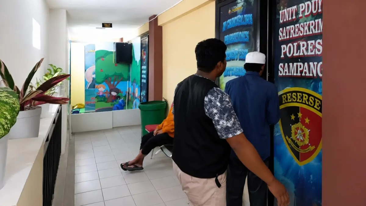MINTA KEADILAN: Korban Bunari saat mendatangi kantor Satreskrim Polres Sampang, Selasa (21/7).