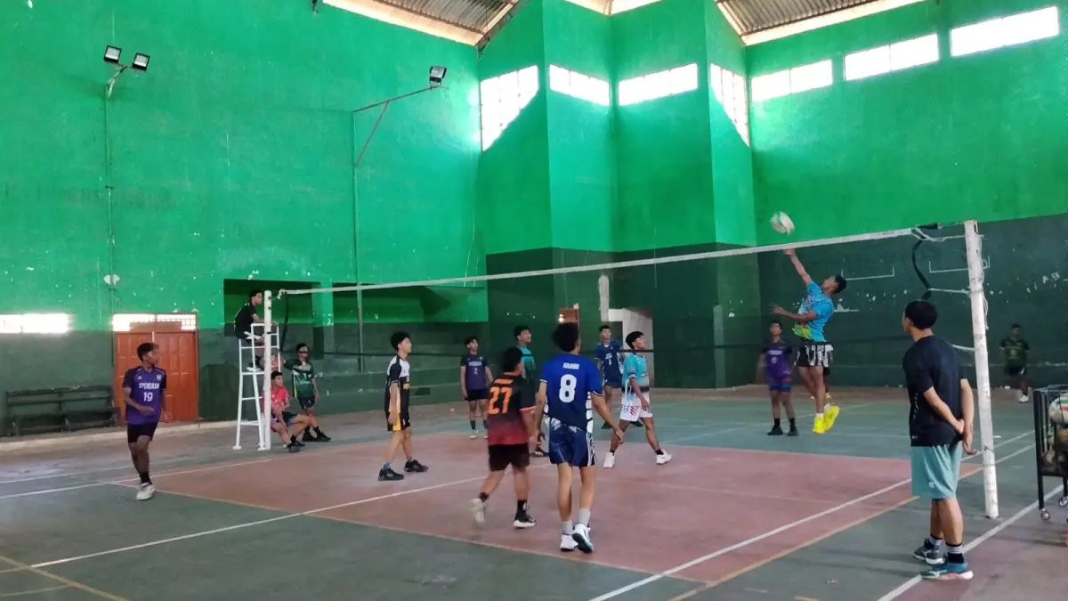 OLAHRAGA: Atlet voli Sumenep saat menggelar latihan di GOR Bulutangkis Sumekar.