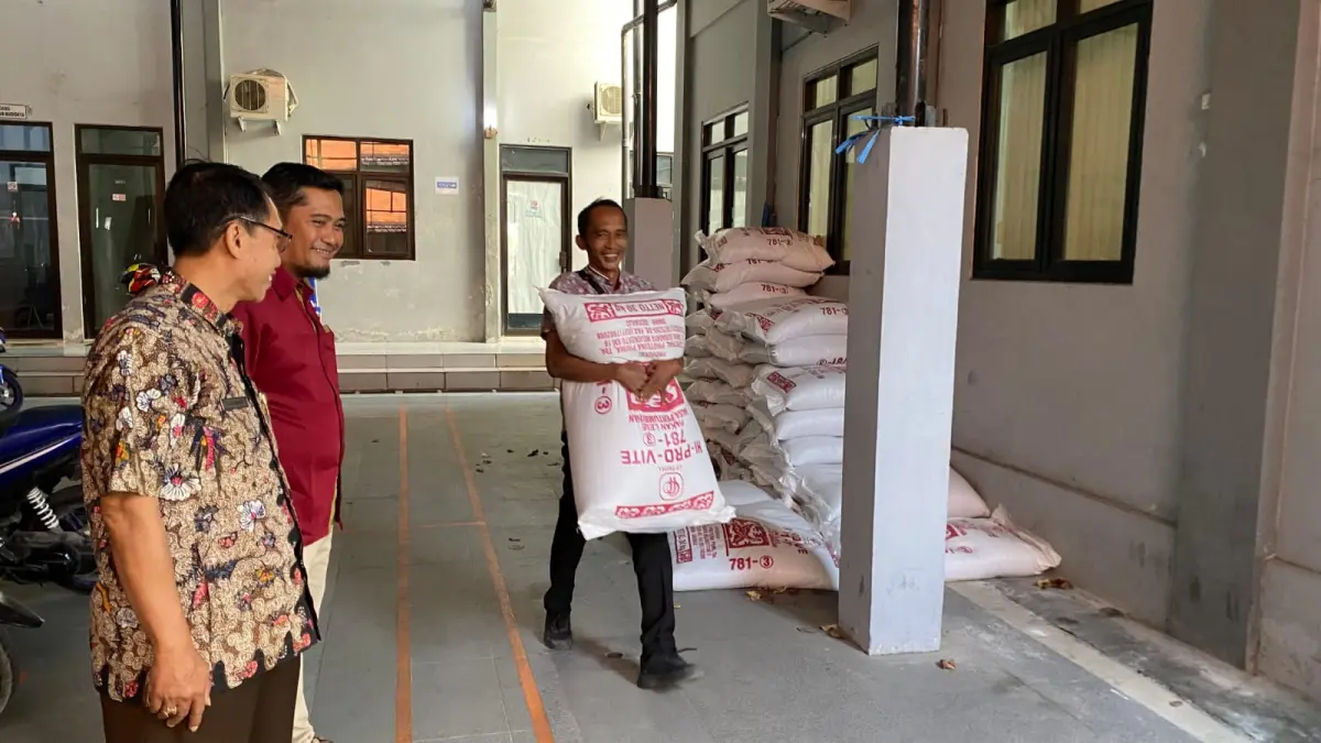 PEMBERDAYAAN: Pokdakan saat mengambil bantuan pakan di kantor Diskan Sampang, Kamis (23/7).&nbsp;