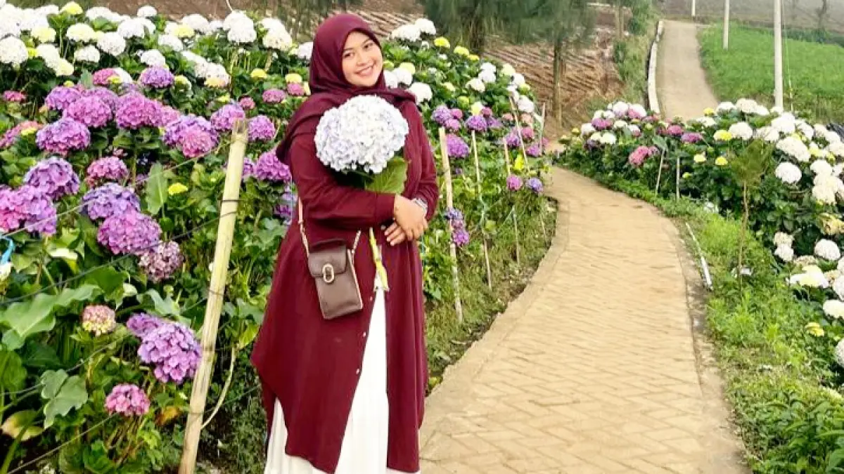 PENGUSAHA MUDA: Amilia Mahmudah mengabadikan momen di taman hortensia. (AMILIA MAHMUDAH UNTUK JPRM)