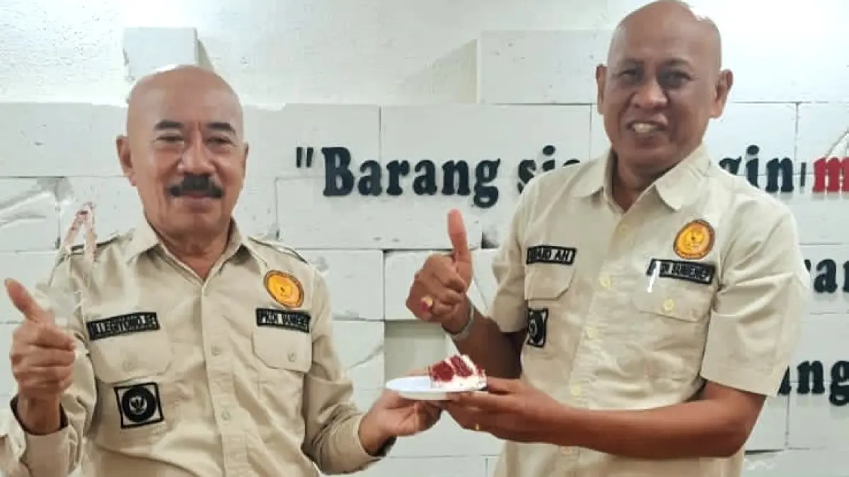 SATU KOMANDO: Pembina PKDI Sumenep Miskun Legiyono (kiri) bersama Ketua PKDI Sumenep H. Ubaid Abdul Hayat foto bersama setelah potong kue HUT Ke-1 PKDI, Kamis (23/7).