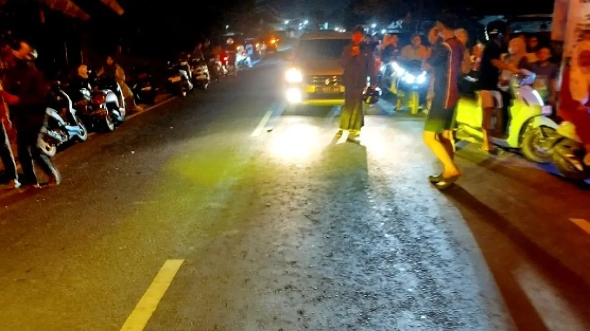 TABRAK LARI: Sejumlah warga memadati lokasi tabrak lari di Jalan Raya Nyalaran, Kelurahan Kowel, Kecamatan Kota Pamekasan, Rabu (22/7) malam. (POLRES PAMEKASAN UNTUK JPRM)