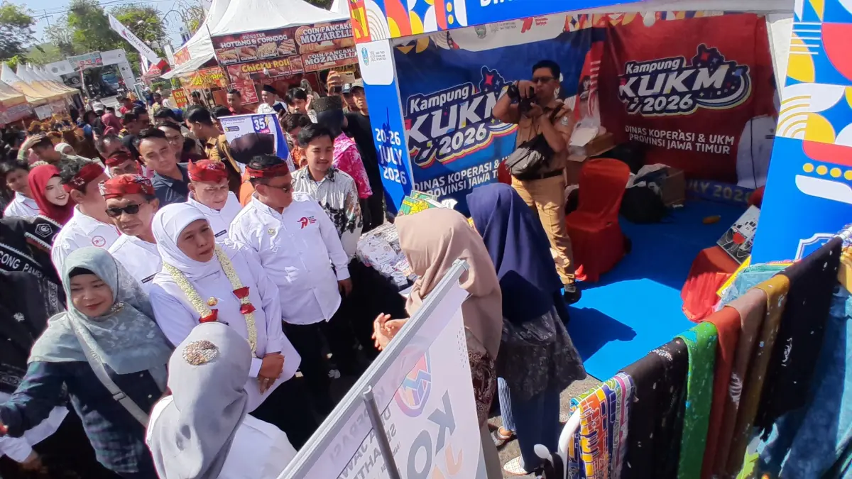 TEKAD: Bupati Pamekasan KH Kholilurrahman menemani Gubernur Jawa Timur Khofifah Indar Parawansa meninjau stan UMKM di sekitar Arek Lancor Pamekasan, Selasa (21/7).