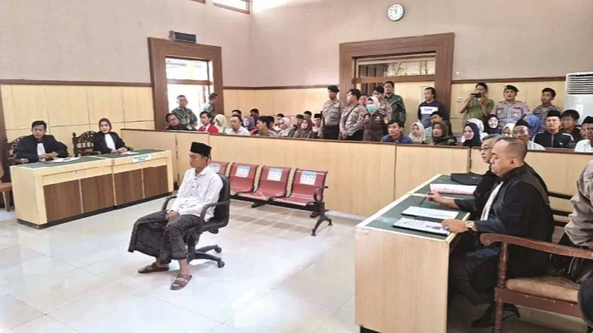 TERMENUNG: Terdakwa Nawiski menyimak putusan yang dibacakan majelis hakim di Pengadilan Negeri Pamekasan Kamis (23/7). (ISTIMEWA)