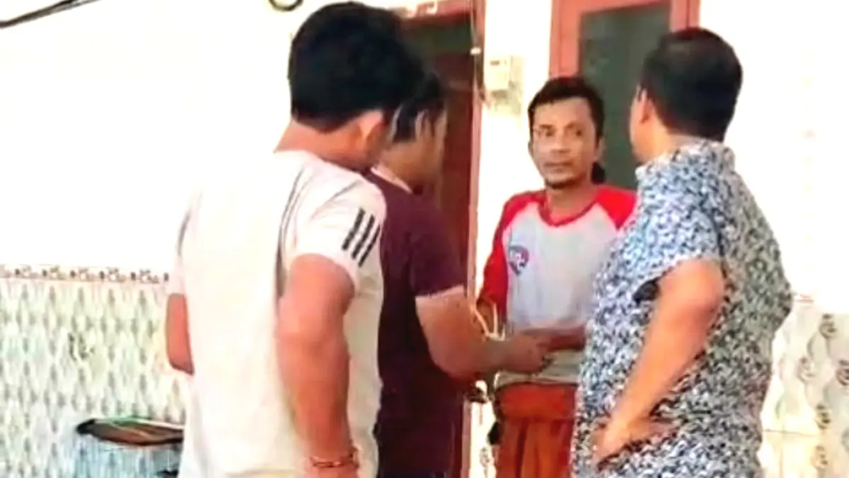 DIAMANKAN: Anggota Polsek Kota Sampang menangkap terduga pelaku pencurian di Kelurahan Polagan, Kecamatan Kota Sampang, Rabu (22/7). (HUMAS POLRES UNTUK JPRM)