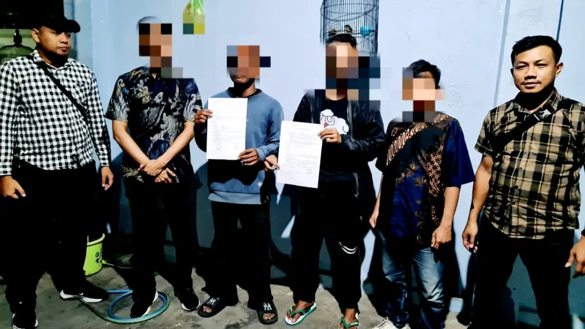DIREHAB: Anggota Satresnarkoba Polres Sampang saat hendak mengantar terduga pelaku penyalahgunaan narkotika ke panti rehabilitasi, Rabu (22/7). (HUMAS POLRES UNTUK JPRM)