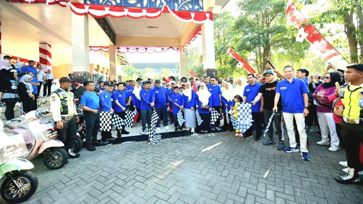 MERIAH: Rektor UTM Prof. Dr. Safi’ bersama jajaran pimpinan dan civitas academica membuka jalan-jalan sehat (JJS) Sabtu (25/7). (UTM UNTUK JPRM)