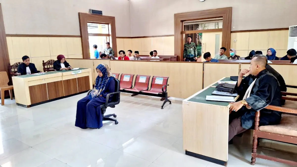 PASRAH: Terdakwa Siti Aina mendengarkan putusan di Pengadilan Negeri Pamekasan, Kamis (23/7). (ISTIMEWA)