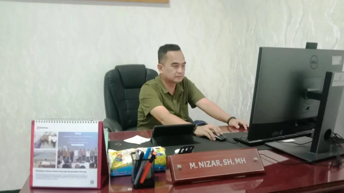 RAMAH: Kasi Intel Kejari Bangkalan Muhammad Nizar saat ditemui di ruang kerjanya, Selasa (21/7). 
