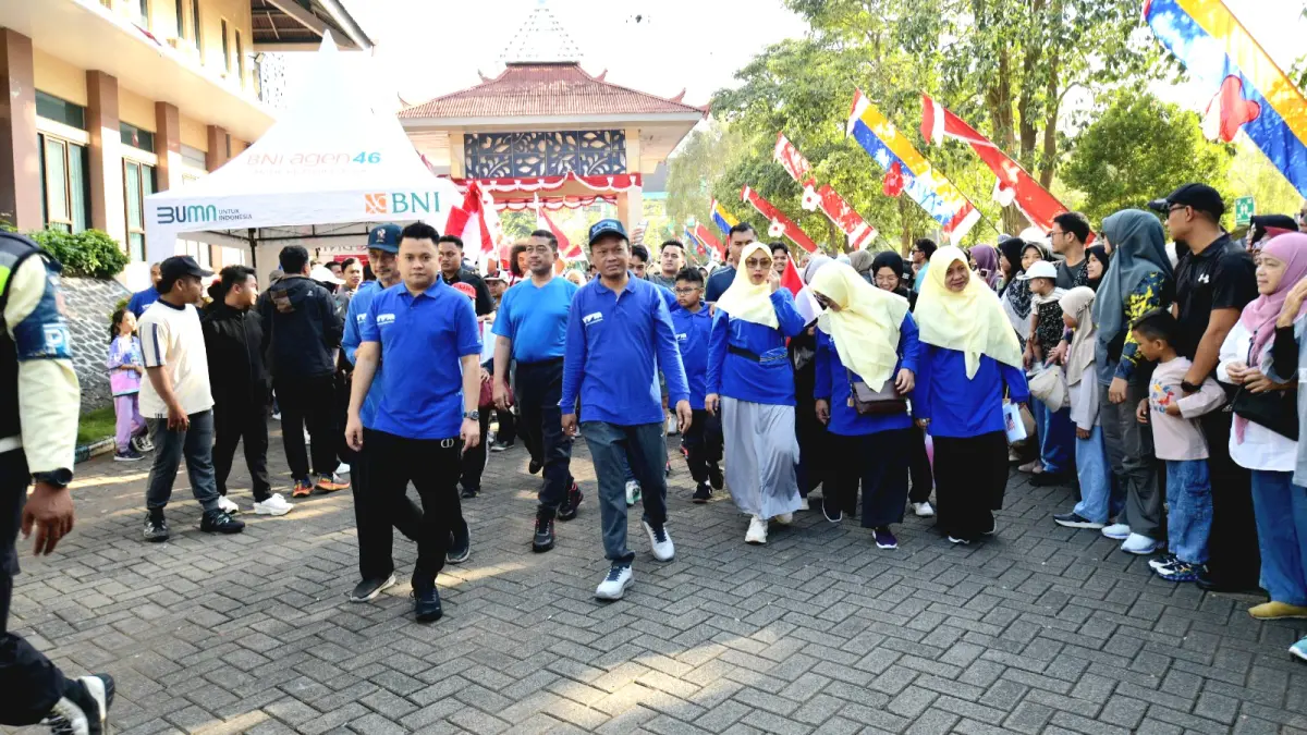 SEHAT: Rektor UTM Prof. Dr. Safi’ (kanan) bersama DPR RI Slamet Ariyadi saat mengikuti Fun Walk. (UTM UNTUK JPRM)