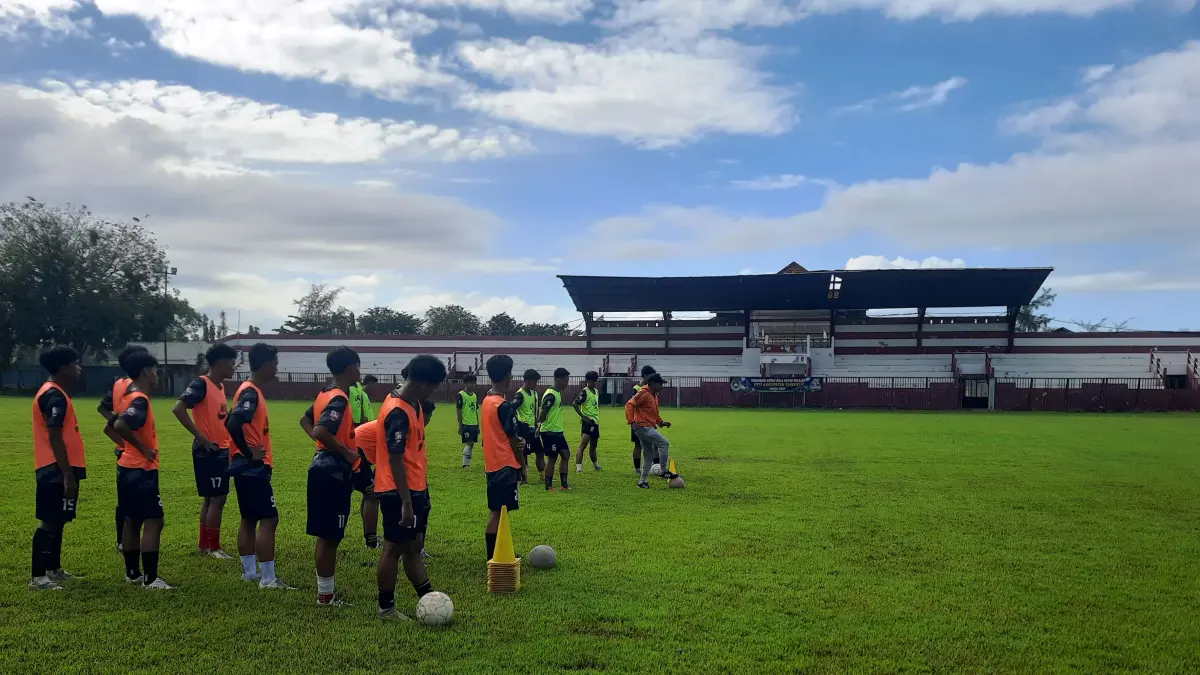 TALENTA LOKAL: Pemain Perssu Madura City melakukan latihan di GOR. A. Yani Sumenep, Minggu (12/7).