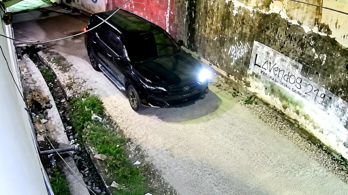 TEREKAM CCTV: Pengemudi Toyota Fortuner melintas di Jalan Raya Nyalaran, Kelurahan Kowel, Kecamatan Kota Pamekasan, Rabu (22/7) malam. (TANGKAP LAYAR)