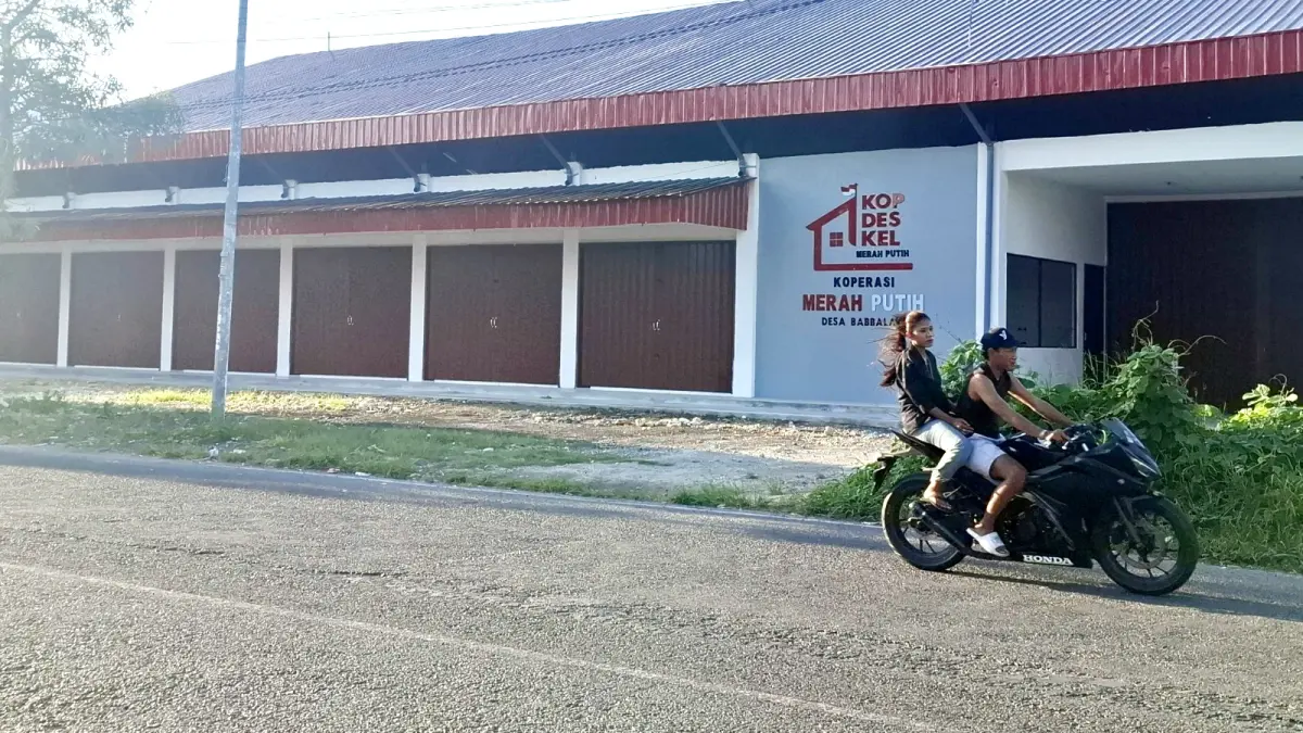 TUTUP: Masyarakat melintas di depan gerai KMP di Jalan Jokotole, Desa Babbalan, Batuan, Sumenep, Senin (30/7). (MOH. LATIF/JPRM)
