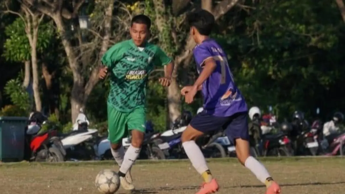 UJI KEMAMPUAN: Pemain Persesa Sampang bertanding dalam laga persahabatan melawan Putra Pahlawan di lapangan SSC, Jumat (9/7).