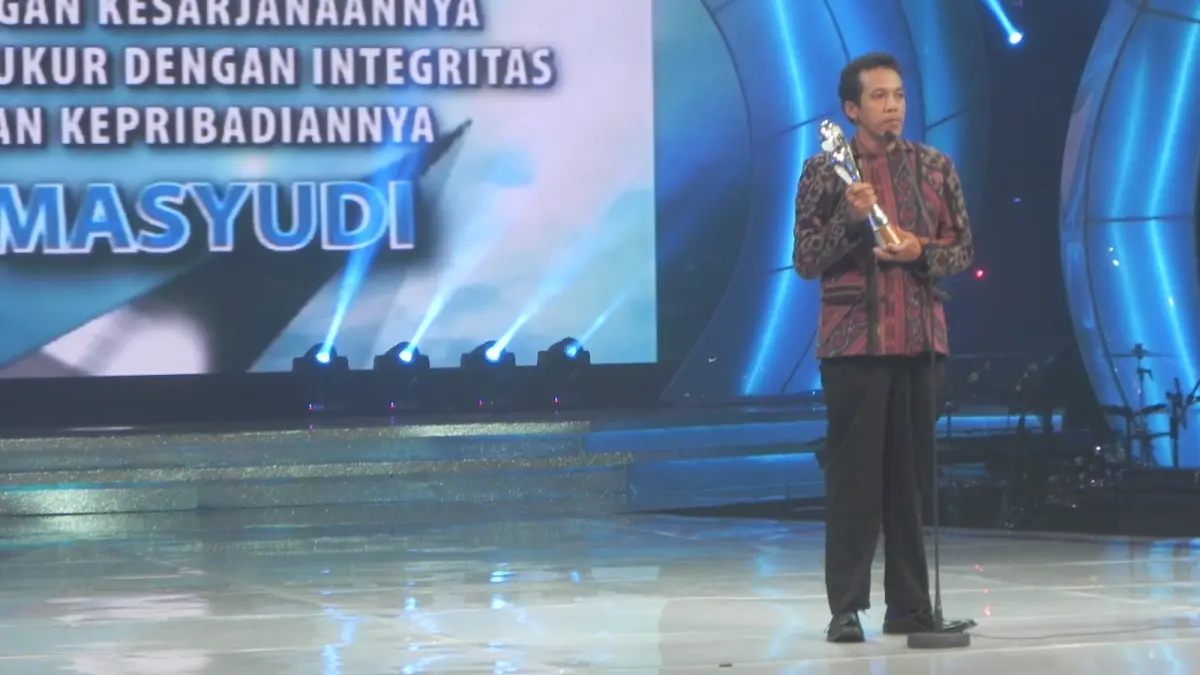 APRESIASI: Dirut BMT NU Jatim Masyudi Kanzillah menerima penghargaan dari dari MNCTV.