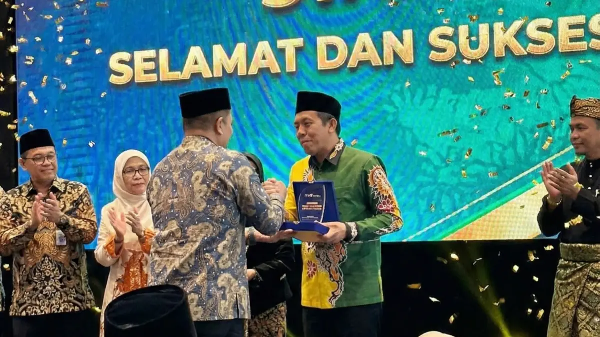 APRESIASI: Dirut BMT NU Jatim Masyudi Kanzillah menerima penghargaan dari menteri koperasi RI.