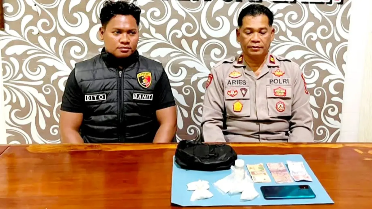 BARANG BUKTI: Kapolsek Sapeken Iptu Wijono Aris Sasongko (kanan) bersama anggotanya menunjukkan ratusan pil Y yang berhasil diungkap di kantornya, Jumat (24/7). (HUMAS POLRESTA SUMENEP UNTUK JPRM)