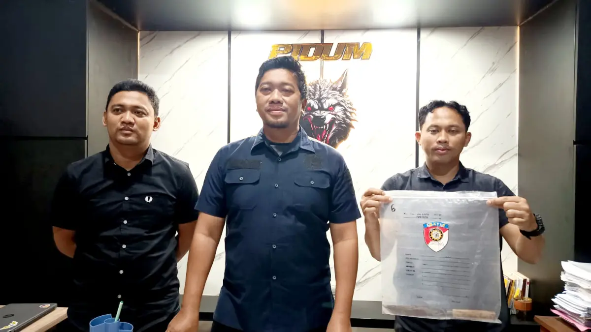 BARANG BUKTI: Kasatreskirim Polres Bangkalan AKP Eriek Triyasworo menujukkan barang bukti berupa pisau, Jumat (24/7). (ZEINAL ABIDIN/JPRM)