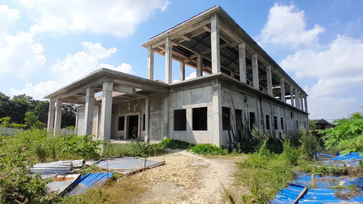 BELUM RAMPUNG: Bagunan gedung Puskesmas Bulangan Haji dipenuhi rumput liar pasca proyek tahap satu selesai.