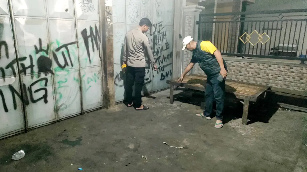 DIPERIKSA: Polisi saat berada di sekitar TKP di Jalan Dusun Jablung, Desa Masaran, Banyuates, Sampang, Jumat (24/7). (AYU LATIFAH/JPRM)