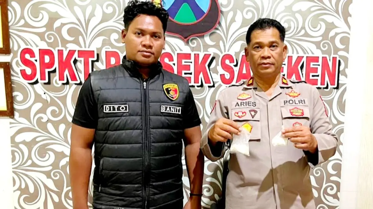 DISITA: Kapolsek Sapeken Iptu Wijono Aris Sasongko (kanan) didampingi anggotanya menunjukkan obat terlarang pil Y yang berhasil diungkap di kantornya pada Jumat (24/7). (HUMAS POLRESTA SUMENEP UNTUK JPRM)