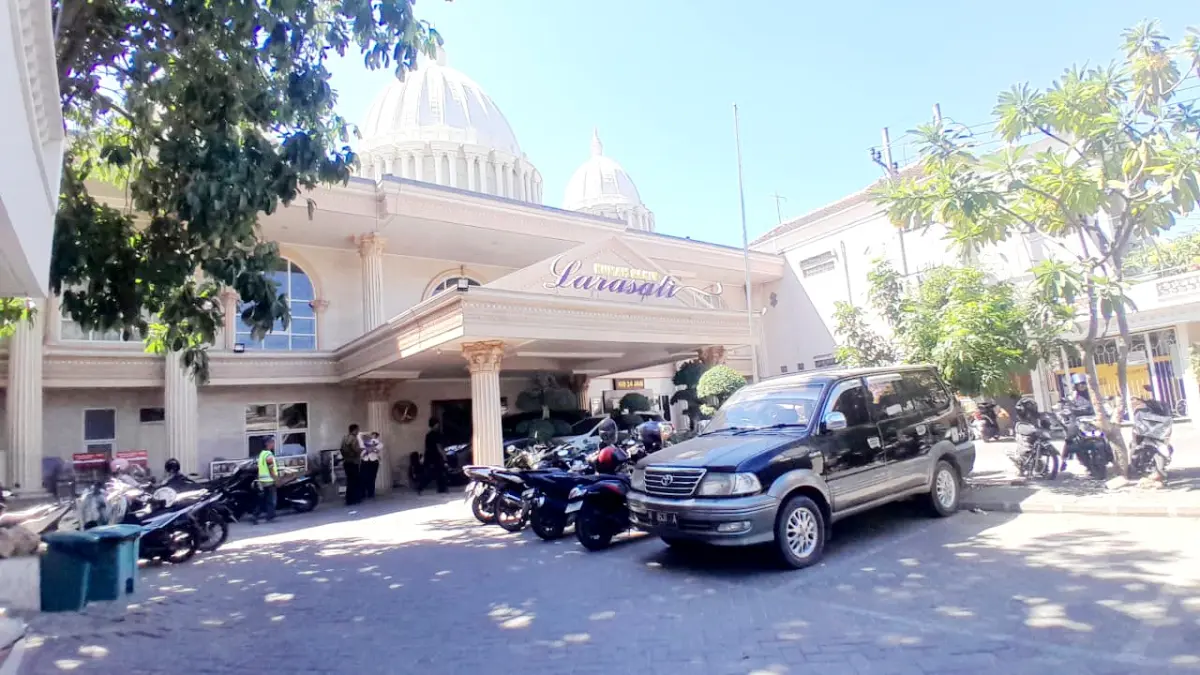 FASILITAS KESEHATAN: Sejumlah kendaraan terparkir di halaman depan RS Larasati, Pamekasan, Sabtu (25/7). (M. KHOLIL RAMLI/JPRM)