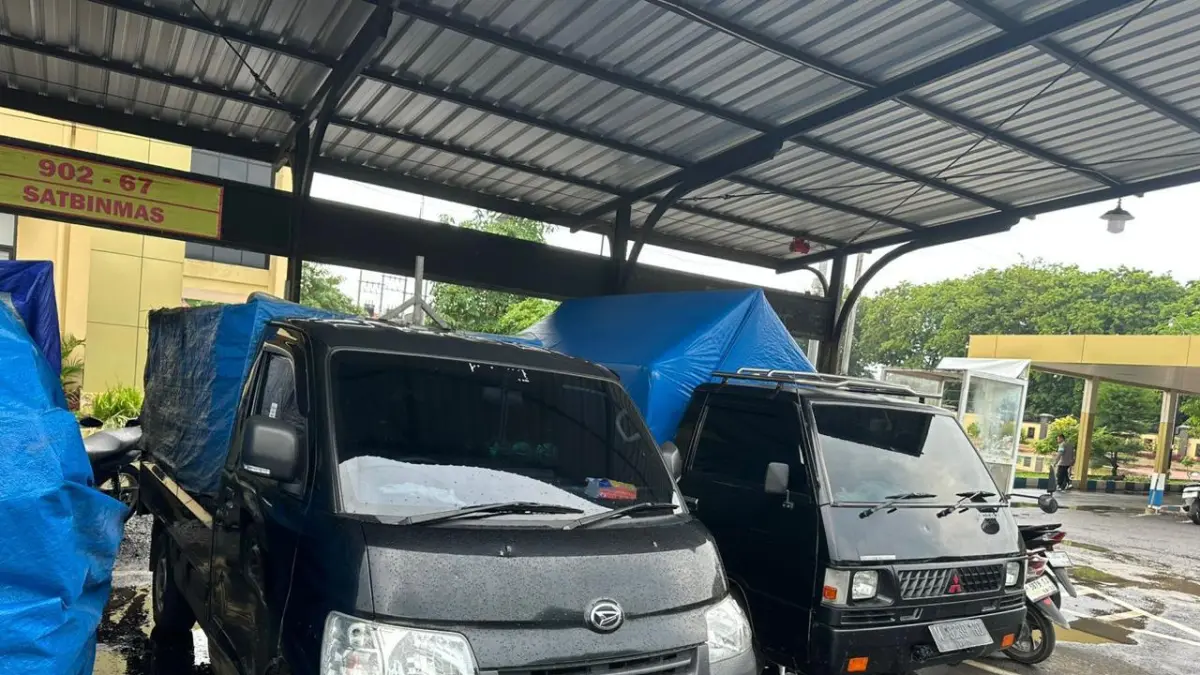 JADI SITAAN: Barang bukti kasus BBM Subaidi berupa Mobil pic up dan drum berisi solar berada di Polres Sumenep, Jumat (29/5).