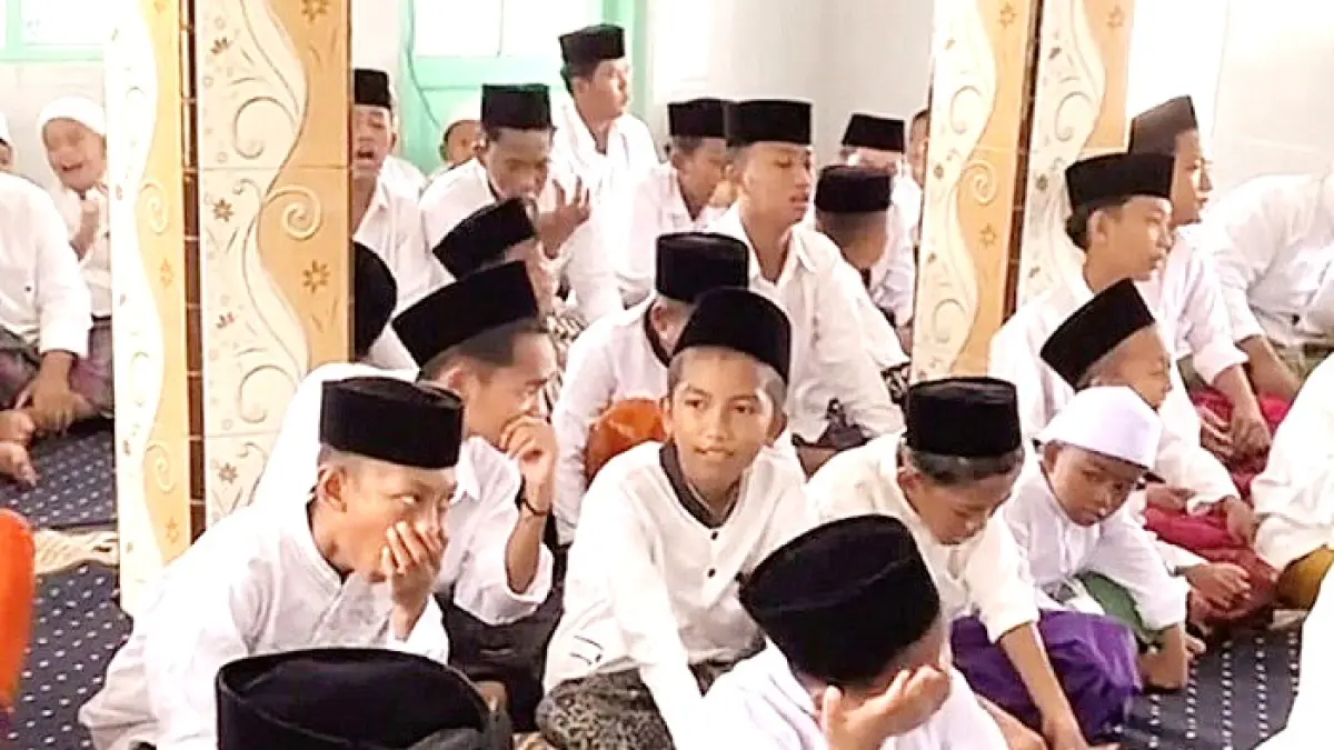 KEAGAMAAN: Salat duha dan baca Al-Qur’an menjadi agenda rutin Yayasan Nurul Islam Al Mannan Djasuli tiap pagi. (DOKUMEN YAYASAN)