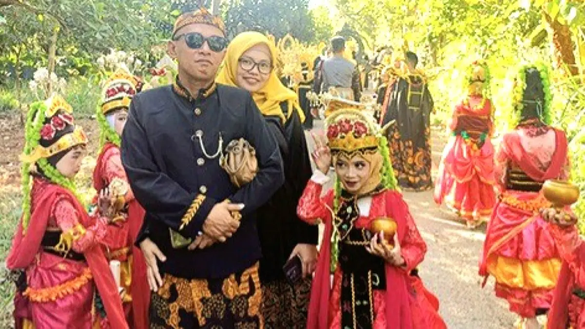 KOMPAK: Guru dan siswa Yayasan Nurul Islam Al Mannan Djasuli mengikuti kirab budaya. (DOKUMEN YAYASAN)