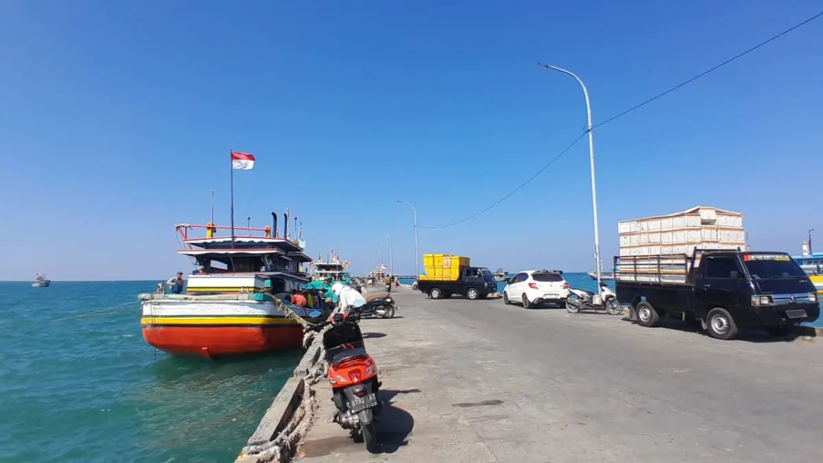 MELAUT: Sampan nelayan sedang bersandar di Pelabuhan Branta Pesisir Pamekasan sepulang melaut, Kamis (16/7).