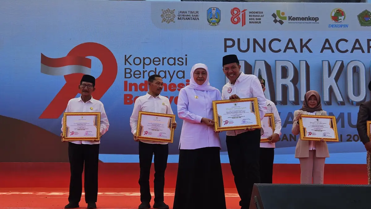 VISIONER: Dirut BMT NU Jatim Masyudi Kanzillah menerima penghargaan dari Gubernur Khofifah Indar Parawansa pada puncak acara Harkopnas 2026 di Pamekasan.