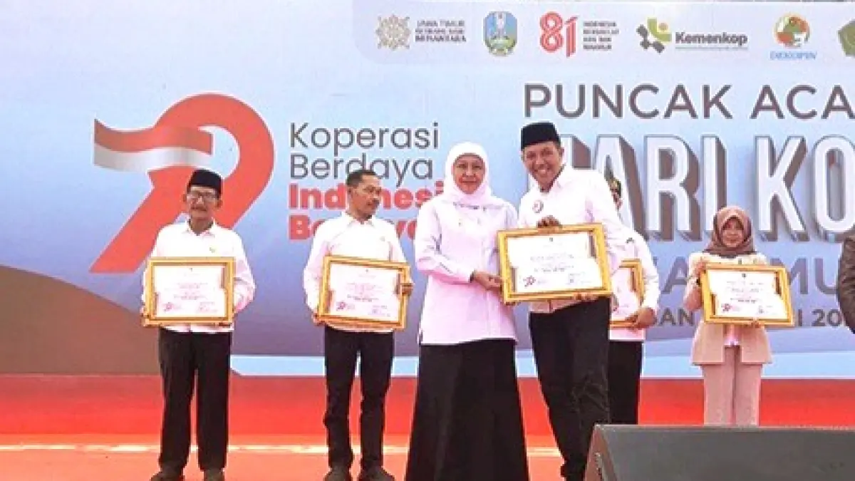 VISIONER: Dirut BMT NU Jatim Masyudi Kanzillah menerima penghargaan dari Gubernur Khofifah Indar Parawansa pada puncak acara Harkopnas 2026 di Pamekasan. (MASYUDI KANZILLAH UNTUK JPRM)