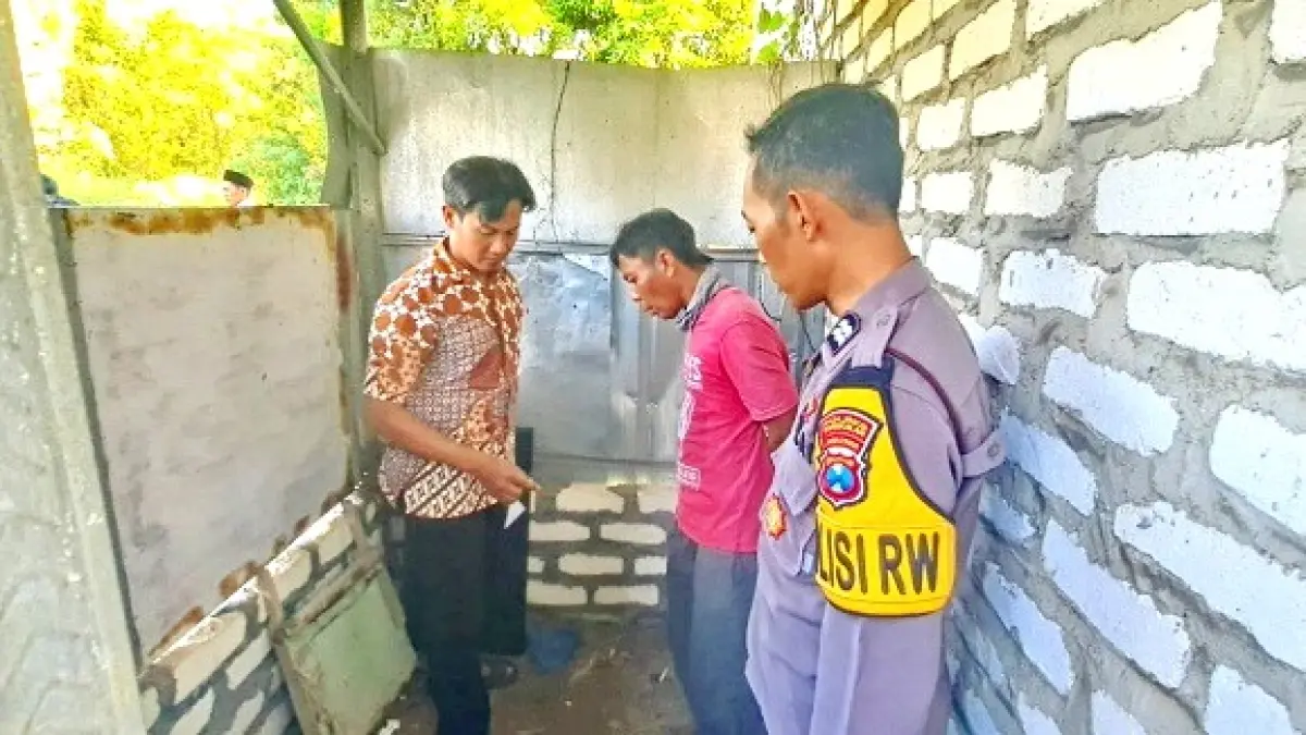 REKA ULANG: Anggota Polsek Klampis meminta keterangan pelaku pencurian dan pembobolan rumah. (POLRES BANGKALAN UNTUK JPRM)
