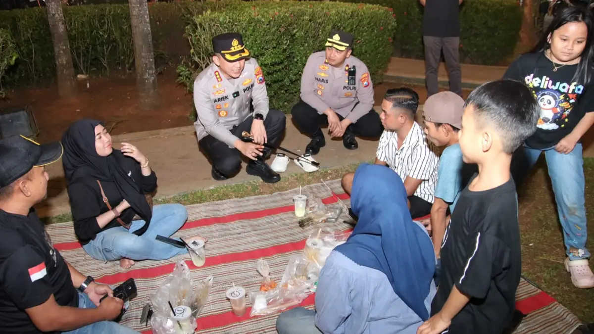 BERDIALOG: Kapolresta Sumenep Kombes Pol Ariek Indra Sentanu berbincang dengan warga di kawasan Kecamatan Kota Sumenep, Minggu (19/7) malam.&nbsp;