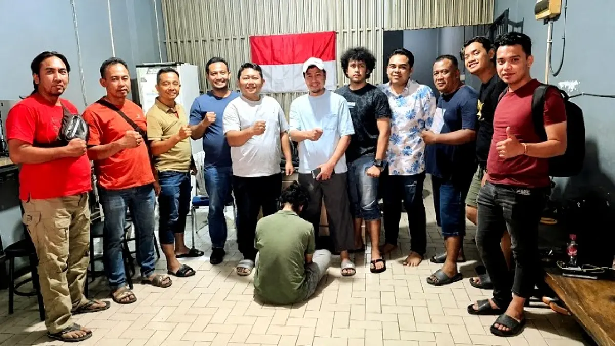 DICIDUK: Jajaran Satreskrim Polres Pamekasan berfoto bersama usai menangkap tersangka kasus penipuan, Sabtu (25/7). (POLRES PAMEKASAN UNTUK JPRM)