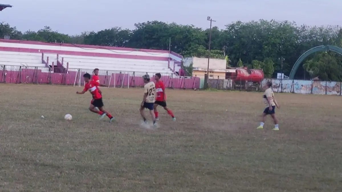 FOKUS: Tim Perssu Madura City (kaus merah) saat bertanding dengan Football Traveler Sumenep di Stadion A. Yani, Desa Pabian, Kecamatan Kota Sumenep, Sabtu (11/7).