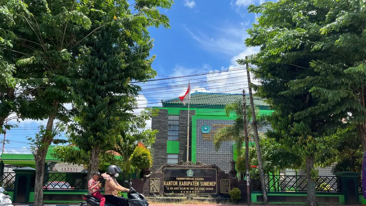 JADI SOROTAN: Pengendara melintas di depan Kantor Kementerian Agama Sumenep di Jalan Agus Salim, Kecamatan Kota, Kamis (23/7).