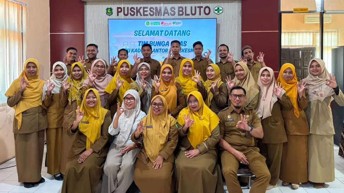 KOMPAK: Kepala Dinkes P2KB Sumenep Ellya Fardasah bersama tim lintas bidang saat melaksanakan kegiatan Bunga Emas di Puskesmas Bluto, Sumenep, Selasa (21/7).