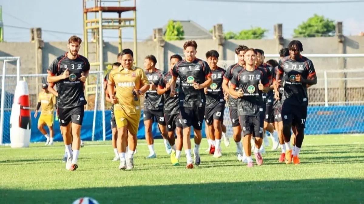 KOMPAK: Skuad MU musim 2026/2027 melakukan latihan bersama di Stadion Gelora Bangkalan, Sabtu (25/7). (MADURA UNITED UNTUK JPRM)
