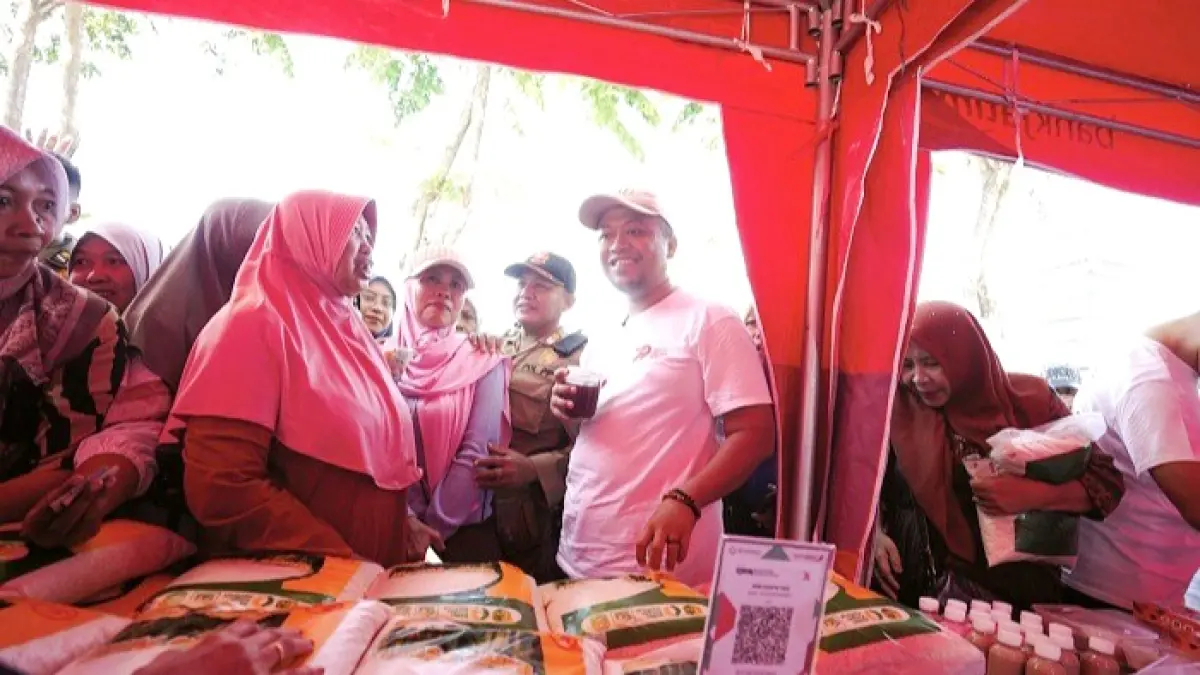 MERAKYAT: Wabup Ahmad Mahfudz mengunjungi stan UMKM di bazar murah di Alun-Alun Trunojoyo Sampang Minggu (26/7). (PROTOKOL UNTUK JPRM)