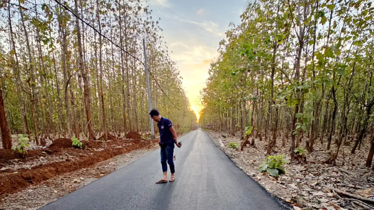 MULUS: Kondisi Jalan Raya Daandung yang berada di Kecamatan Kangayan, Pulau Kangean, Sumenep, pada Senin (13/7).