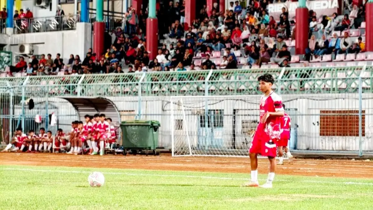 SENGIT: Pemain Perseba Bangkalan saat menjamu Arema FC di Stadion Gelora Bangkalan (SGB), Sabtu (25/7). (PERSEBA BANGKALAN UTNUK JPRM)