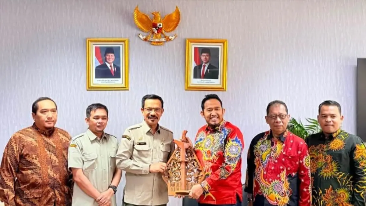 UNTUK PERTANIAN: Bupati Sumenep Achmad Fauzi Wongsojudo (tiga dari kanan) 
didampingi Kepala DKPP Sumenep Chainur Rasyid (dua dari kanan) memberikan cendramata 
berupa keris ke Kementan RI.